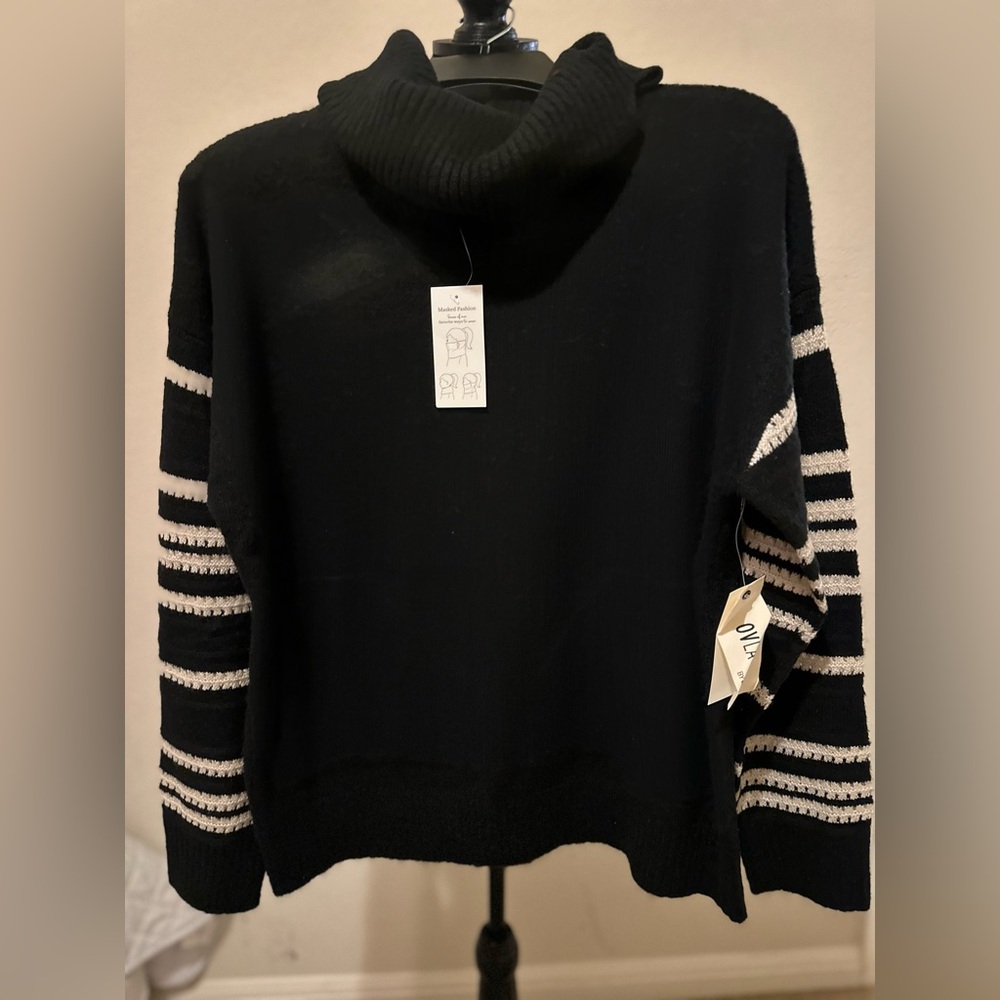 Ovla Women's Dashing Down Sweater turtle neck,long stripped sleeves Size M. NWT.